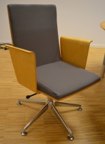 Konferansestol i grått stoff med rygg i bøk fra HovDokka, pent brukt