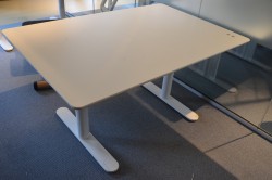 Skrivebord med elektrisk hevsenk i hvitt fra Montana, HiLow2, 120x82cm, pent brukt