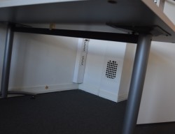 Skrivebord / kompakt møtebord / kantinebord fra EFG i lys grå, 140x80cm, pent brukt
