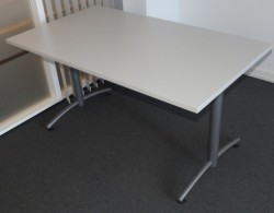 Skrivebord / kompakt møtebord / kantinebord fra EFG i lys grå, 140x80cm, pent brukt