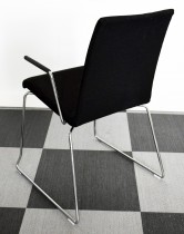 Helland stablestol / konferansestol i sort stoff, modell Lake, med armlene i sort, pent brukt
