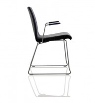 Helland stablestol / konferansestol i sort stoff, modell Lake, med armlene i sort, pent brukt