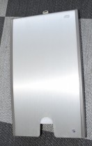 Serviettdispenser fra Tork, vegghengt modell i aluminium, for håndservietter på WC, pent brukt