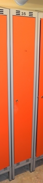 Solgt!Garderobeskap i stål, grått med rød - 1 / 2