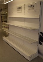 Butikkinnredning: 3bredders L-fot butikkvegg komplett med hyller, delikat oppsett, 272,5cm bredde, pent brukt