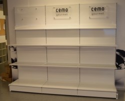 Butikkinnredning: 3bredders L-fot butikkvegg komplett med hyller, delikat oppsett, 272,5cm bredde, pent brukt