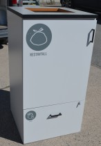 Skap for kildesortering / søppelløsning i lys grå fra Svenheim, restavfall og plast e.l., Bredde 60cm, høyde 115cm, pent brukt