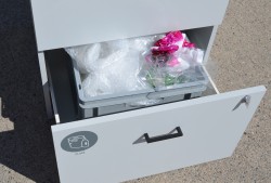 Skap for kildesortering / søppelløsning i lys grå fra Svenheim, restavfall og plast e.l., Bredde 60cm, høyde 115cm, pent brukt