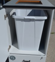 Skap for kildesortering / søppelløsning i lys grå fra Svenheim, restavfall og plast e.l., Bredde 60cm, høyde 115cm, pent brukt