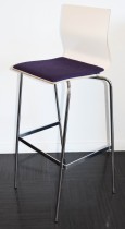 Barkrakk / barstol fra Materia, modell ADAM i hvitt med lilla sete, og krom understell, 78cm sh, pent brukt