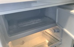 Lite kjøleskap med minifryser fra Logik, 55cm bredde, 84cm høyde, modell LUR55W13E, pent brukt