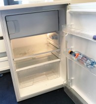 Lite kjøleskap med minifryser fra Logik, 55cm bredde, 84cm høyde, modell LUR55W13E, pent brukt