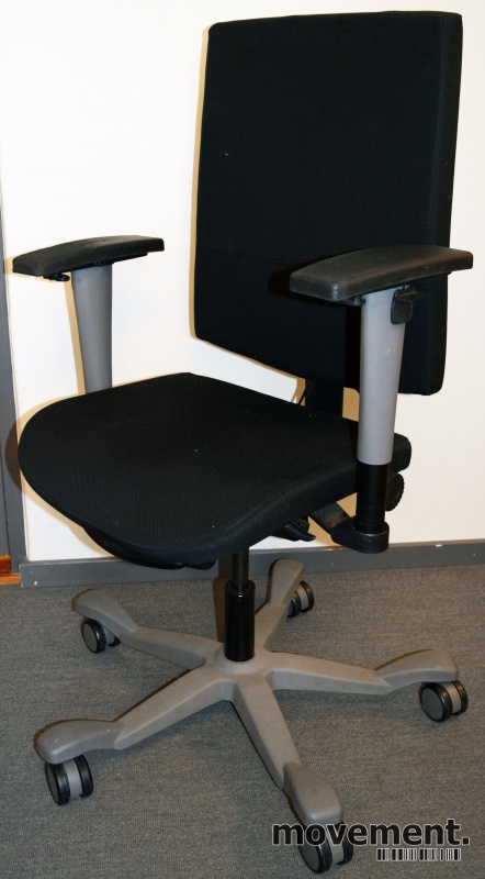 Kontorstol i sort stoff fra ISKU,armlener, grått kryss, pent Kontorstol i sort stoff fra ISKU,armlener, grått kryss, pent