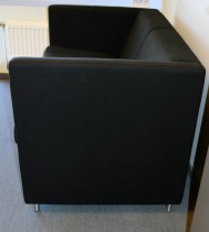 Loungesofa, 2 seter i sort stoff, Søren Lund modell SL203/2, 123cm bredde, pent brukt
