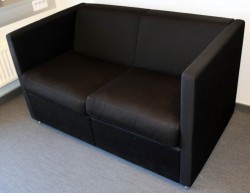 Loungesofa, 2 seter i sort stoff, Søren Lund modell SL203/2, 123cm bredde, pent brukt