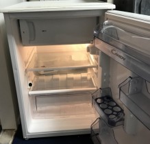 Kjøleskap fra Candy, 83,5cm høyde, 54,5cm bredde, med liten fryser inni,  pent brukt