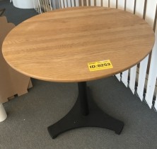 Lite loungebord / kaffebord med plate i heltre eik, sort understell, Ø=70cm, H= 60, pent brukt