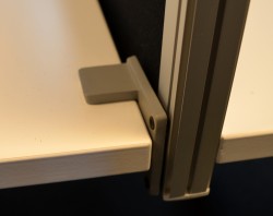 Kinnarps Rezon bordskillevegg i sort til kontorpult, 140cm bredde, 35cm høyde, pent brukt