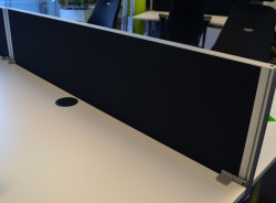 Kinnarps Rezon bordskillevegg i sort til kontorpult, 140cm bredde, 35cm høyde, pent brukt