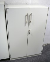Skap med 3 ringpermhøyder fra EFG i lys grå, bredde 80cm, høyde 120cm, pent brukt