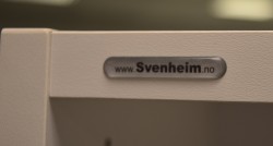 Svenheim Titan skap i hvitt med grå dør, posthylle med 12rom i topp + 3 permhøyder, bredde 80cm, høyde 166cm, pent brukt