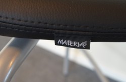 Barstol fra Materia, modell Plektrum i sort skinn / krom, 78cm sittehøyde, pent brukt