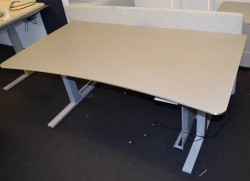 Elektrisk hevsenk skrivebord fra Martela, 160x90cm, magebue, beige plate, grått understell, bakvegg, pent brukt