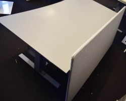 Elektrisk hevsenk skrivebord fra Martela, 160x90cm, magebue, beige plate, grått understell, bakvegg, pent brukt
