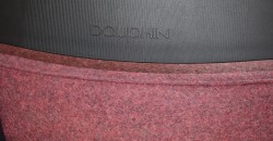 Kontorstol fra Martela / Dauphin i rødlig stoff, sort rygg, armlener, pent brukt utstillingsmodell