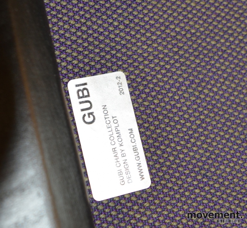 Gubi 3D konferansestol i aubergine stoff sorte treben Gubi 3D konferansestol i aubergine stoff sorte treben
