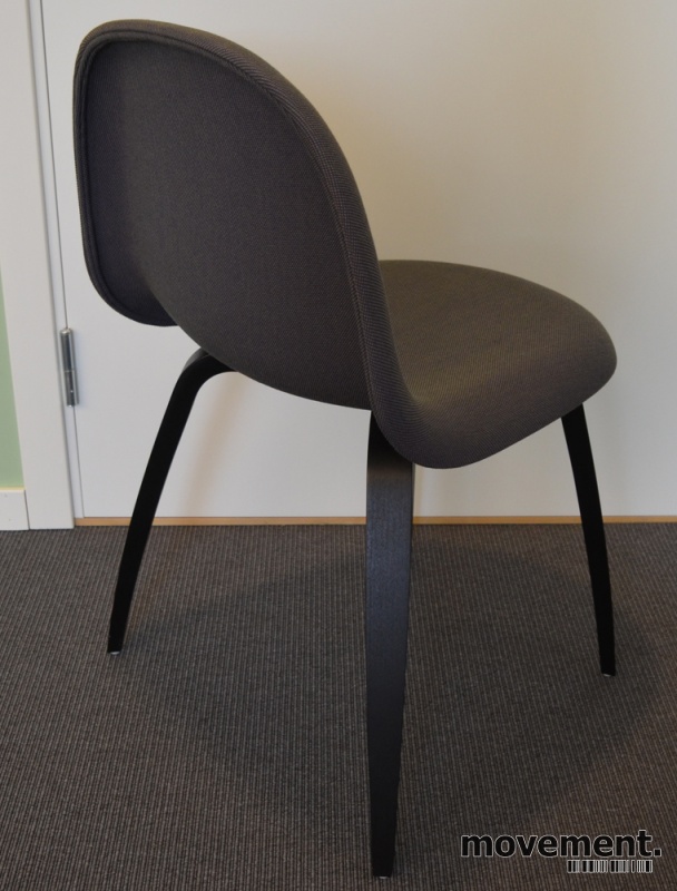 Gubi 3D konferansestol i aubergine stoff sorte treben Gubi 3D konferansestol i aubergine stoff sorte treben