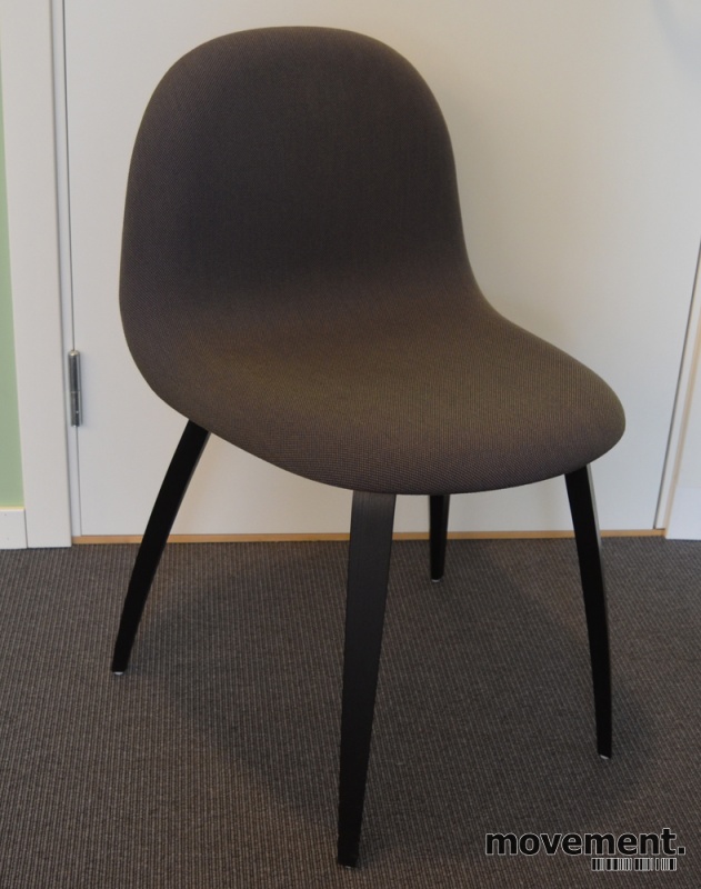 Gubi 3D konferansestol i aubergine stoff sorte treben Gubi 3D konferansestol i aubergine stoff sorte treben