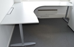 Kinnarps hjørneløsning skrivebord i lys grå, 180x240cm, sving på høyre side, T-serie, pent brukt