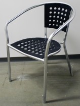 Enkle utestoler i metall/plast til restaurant, kafe etc, stablebare, pent brukt