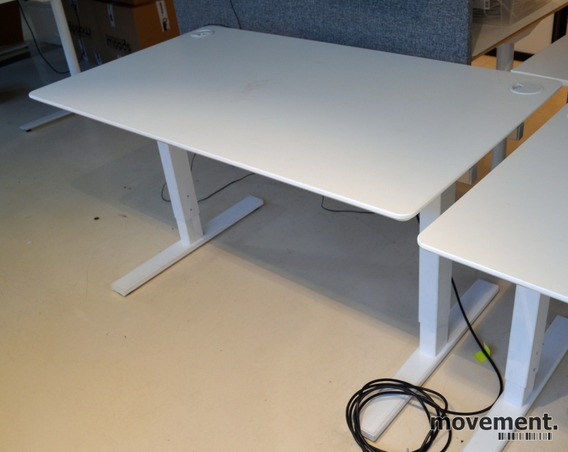 Solgt!Skrivebord i hvitt, 140x80cm, hull - 2 / 3