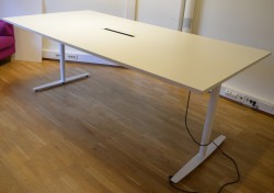 Møtebord / konferansebord med elektrisk hevsenk i hvitt, 240x120cm, passer 8-10 personer, pent brukt