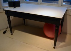 Kjøkkenøy / buffet / avlastningsbord med plate i Corian, brunmalt understell, bredde 160m, høyde 88cm, pent brukt