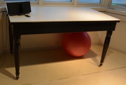 Kjøkkenøy / buffet / avlastningsbord med plate i Corian, brunmalt understell, bredde 160m, høyde 88cm, pent brukt
