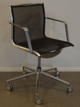 Lekker konferansestol på hjul i krom / sort mesh, pent brukt