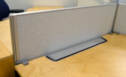 Kinnarps Rezon bordskillevegg i lys grå til kontorpult, 100cm bredde, 35cm høyde, pent brukt