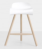 Kristalia BCN barstol i hvitt / ben i bøk, sittehøyde 70cm, pent brukt