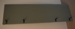 Bordskillevegg i blågrønn / grått stoff, 200x60cm, pent brukt