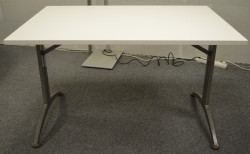 Kinnarps skrivebord / kantinebord i hvitt, 120x80cm, brukt understell med ny plate