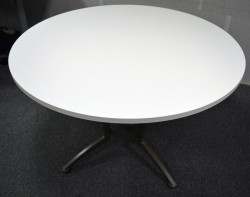 Rundt møtebord / konferansebord / kantinebord i hvitt / grått fra Kinnarps, Ø=120cm, ny plate / brukt understell