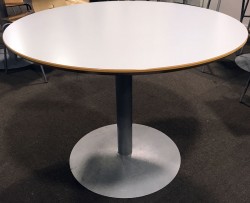 Rundt møtebord / konferansebord / kantinebord lysegrå bordplate Ø=90cm, H=69cm, pent brukt