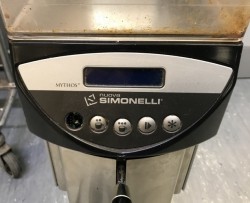 Kaffekvern / espressokvern fra Nuova Simonelli, modell Mythos, pent brukt