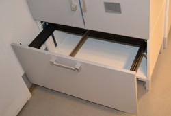 Steelcase skap med dører og skuff med hengemapper, skrog i hvitt, dører i lys grå, bredde 80cm, høyde 124cm, pent brukt