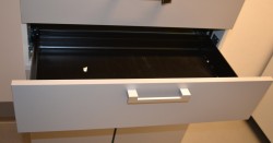 Steelcase skap med dører og 2 skuffer, skrog i hvitt, dører i lys grå, bredde 80cm, høyde 124cm, pent brukt