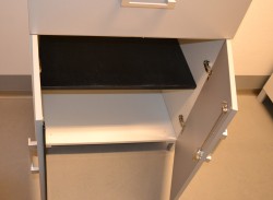 Steelcase skap med dører og 2 skuffer, skrog i hvitt, dører i lys grå, bredde 80cm, høyde 124cm, pent brukt