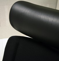 Kinnarps 9000-serie kontorstol, nytrukket i sort stoff, nakkepute i skinn, pent brukt